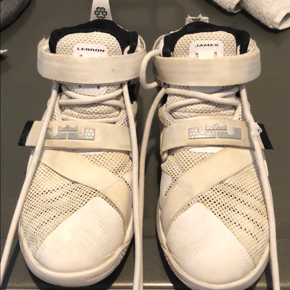 Labron basketball shoes size 4Y